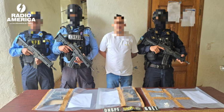 Agentes fronterizos arrestan presunto distribuidor de droga y le decomisan armas de fuego en Colón